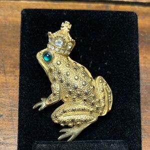 LARGE FROG TOAD PRINCE BROOCH WITH GREEN GLASS CABOCHON EYE AND CROWN